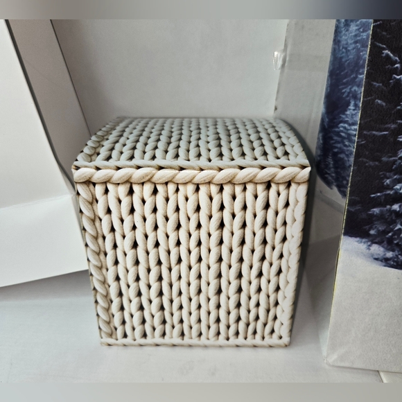 Anthropology 2024 Holiday Gift Box - Picture 5 of 8